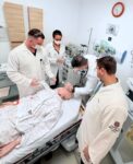 Equipe multiprofissional realiza procedimento prático focado em preparação e atuação integrada