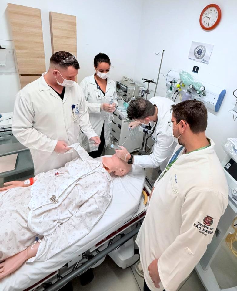 Equipe multiprofissional realiza procedimento prático focado em preparação e atuação integrada