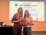 A estomaterapeuta Patrícia, do HSV, e a enfermeira Nicole, do NAPD, durante o evento Grupo de Estudos em Tecnologia (GET)