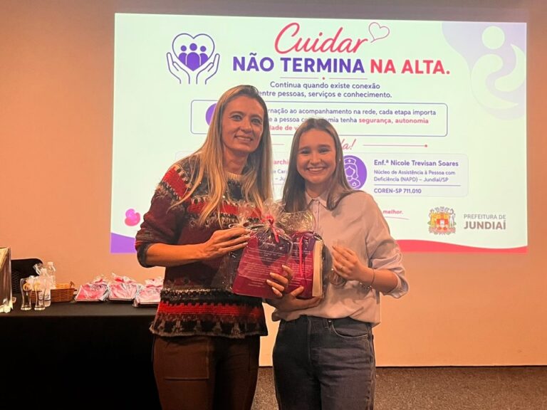 A estomaterapeuta Patrícia, do HSV, e a enfermeira Nicole, do NAPD, durante o evento Grupo de Estudos em Tecnologia (GET)