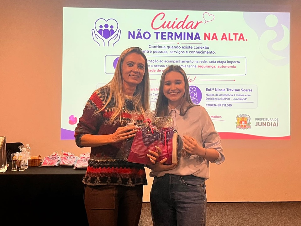 A estomaterapeuta Patrícia, do HSV, e a enfermeira Nicole, do NAPD, durante o evento Grupo de Estudos em Tecnologia (GET)