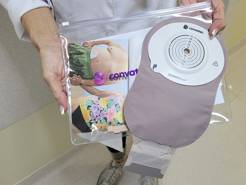 Após a alta, pacientes recebem kit inicial e orientações sobre cuidados com a bolsa coletora