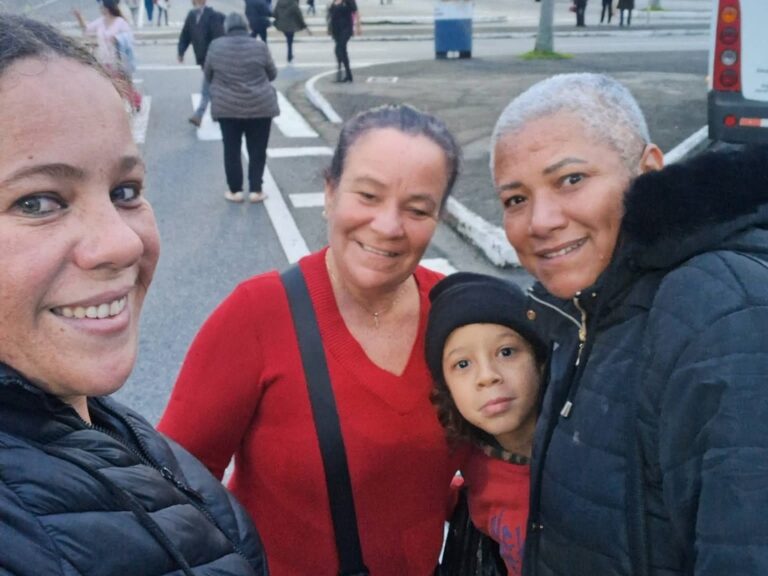 Adriana encontrou apoio na família, amigos e outras mulheres que também enfrentaram o câncer de mama